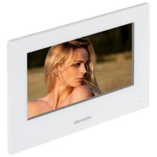 Biały panel wewnętrzny Hikvision z wyświetlaczem, na którym widoczna jest kobieta z długimi blond włosami. Urządzenie ma nowoczesny, minimalistyczny design.