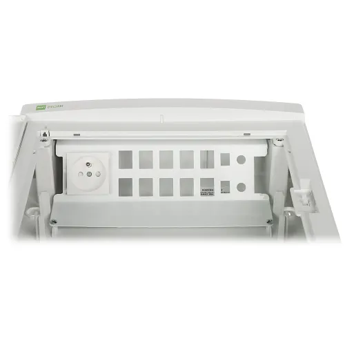 Zdjęcie przedstawia biały panel krosowy z miejscem na gniazda i porty, zamontowany w obudowie. W lewym górnym rogu znajduje się pojedyncze gniazdo elektryczne.