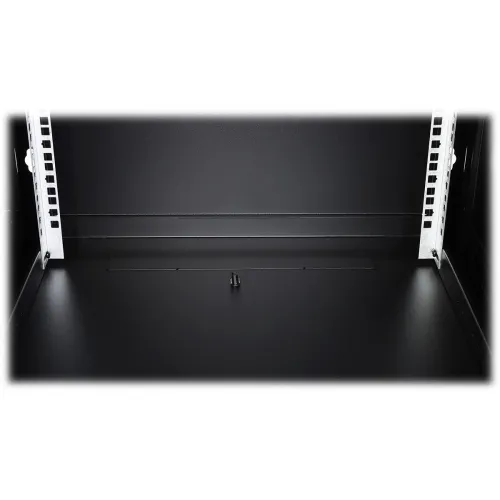 Zdjęcie przedstawia czarny przepust kablowy zamontowany w podłodze szafy serwerowej. Widać metalowe prowadnice po bokach oraz centralnie umieszczony otwór na kable.