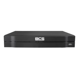 Czarny rejestrator 4-kanałowy marki BCS z widocznym logo na przednim panelu. Urządzenie ma prosty, nowoczesny design z portem USB po prawej stronie.