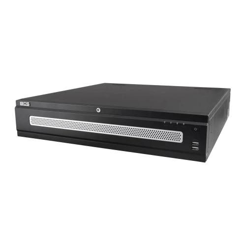 Czarny rejestrator IP BCS z perforowanym panelem przednim i kilkoma portami USB po prawej stronie. Urządzenie ma prostokątny kształt i nowoczesny design.