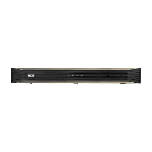 Rejestrator IP BCS P-NVR0902 w czarnej obudowie z widocznym logo BCS na przednim panelu. Urządzenie posiada minimalistyczny design z kilkoma przyciskami i portem USB na froncie.