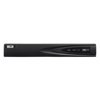 Czarny rejestrator IP BCS z prostym, nowoczesnym designem, posiadający logo BCS po lewej stronie. Na przednim panelu znajdują się wskaźniki LED oraz port USB.