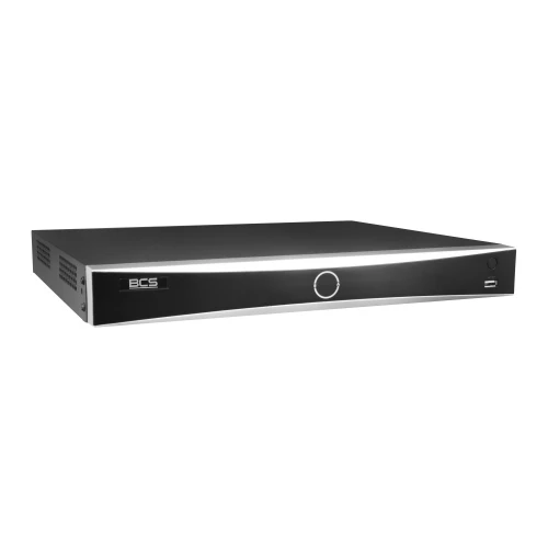 Czarny rejestrator IP BCS z minimalistycznym designem, posiadający centralnie umieszczony przycisk i port USB po prawej stronie. Urządzenie ma prostokątny kształt z zaokrąglonymi krawędziami i srebrnym wykończeniem na przednim panelu.