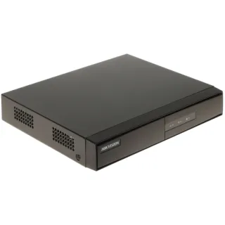 Czarny rejestrator IP Hikvision DS-7108NI-Q1/8P(M)(D) z ośmioma kanałami i ośmioma portami PoE. Urządzenie ma prostokątny kształt z widocznymi otworami wentylacyjnymi po bokach.