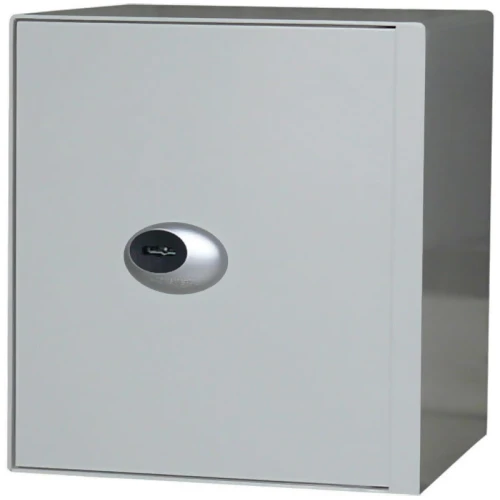 Na zdjęciu znajduje się wolnostojący sejf Konsmetal w kolorze szarym, z owalnym zamkiem na klucz umieszczonym centralnie na drzwiach. Sejf ma prostą, solidną konstrukcję i gładką powierzchnię.
