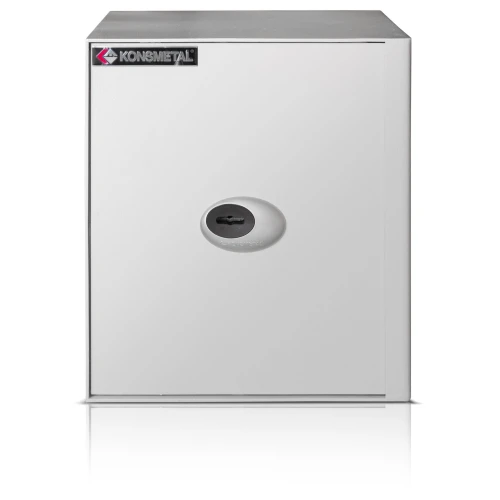 Na zdjęciu znajduje się biały sejf wolnostojący marki Konsmetal z centralnie umieszczonym zamkiem. Sejf ma prostą, minimalistyczną konstrukcję z logo producenta w lewym górnym rogu.