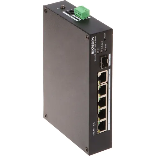 Czarny, pionowy switch PoE Hikvision z sześcioma portami, w tym czterema portami Ethernet i dwoma portami SFP. Na górze urządzenia znajduje się zielone złącze zasilania.