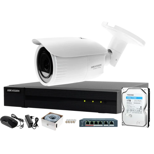 Na zdjęciu znajduje się zestaw monitoringu, w skład którego wchodzi kamera Hikvision, rejestrator, dysk twardy Toshiba 1TB, myszka, zasilacz, przewody oraz switch sieciowy. Produkty są ułożone na białym tle, prezentując kompletny system do monitoringu podwórka.