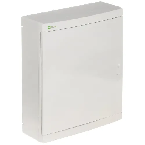 Biała, prostokątna skrzynka telekomunikacyjna natynkowa z gładkimi krawędziami i małym uchwytem na drzwiczkach. Na górnej części znajduje się zielone logo producenta.