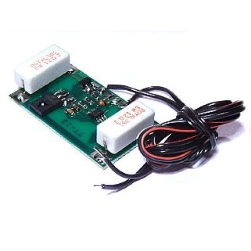 Na zdjęciu znajduje się elektroniczny termostat TT-12E z zieloną płytką drukowaną i dwoma białymi rezystorami. Do płytki przymocowane są czarne i czerwone przewody.