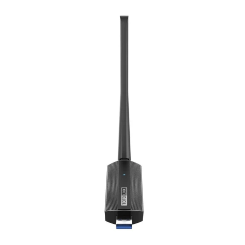 Na zdjęciu znajduje się czarna antena Wi-Fi z logo Totolink, umieszczona pionowo na białym tle. Urządzenie posiada niebieski port USB na dole i ma smukły, nowoczesny design.