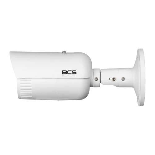 Biała tubowa kamera IP marki BCS z logo na boku, zamontowana na regulowanym uchwycie ściennym. Kamera ma cylindryczny kształt i nowoczesny design.