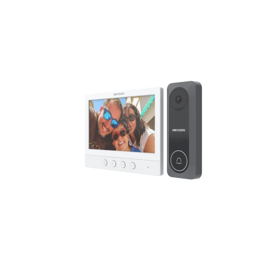Zestaw wideodomofonowy składający się z białego monitora z ekranem wyświetlającym zdjęcie rodziny oraz czarnej kamery z przyciskiem dzwonka. Oba urządzenia mają logo Hikvision i nowoczesny design.