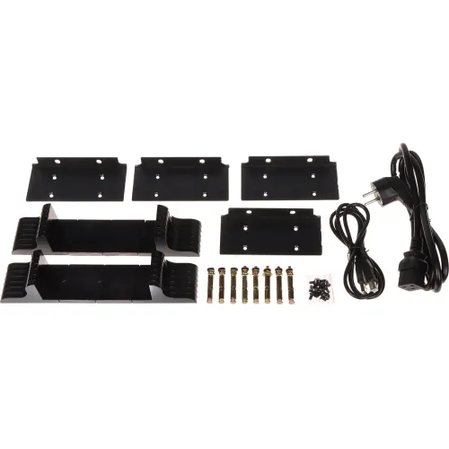 Zestaw montażowy składający się z czterech czarnych metalowych uchwytów, dwóch plastikowych elementów, kabla zasilającego oraz zestawu śrub i kołków. Elementy są równomiernie rozmieszczone na białym tle.