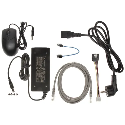 Na zdjęciu znajduje się zestaw akcesoriów komputerowych, w tym mysz, zasilacz, różne kable i śrubki. Elementy są rozłożone na białym tle, co ułatwia ich identyfikację.