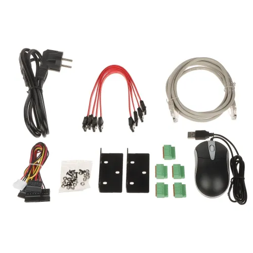 Na zdjęciu znajduje się zestaw akcesoriów elektronicznych, w tym kable zasilające, przewody sieciowe, mysz komputerowa, złącza i elementy montażowe. Wszystkie elementy są rozłożone na białym tle, co ułatwia ich identyfikację.