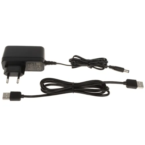 Na zdjęciu znajduje się czarny zasilacz sieciowy z wtyczką europejską oraz dwa kable USB. Jeden z kabli zakończony jest wtykiem USB, a drugi wtykiem DC.