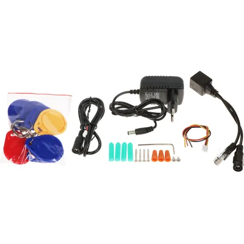 Zestaw akcesoriów zawiera kolorowe breloki, zasilacz, przewody, śruby montażowe, kołki rozporowe, klucz imbusowy oraz złącza. Elementy są rozłożone na białym tle, co ułatwia ich identyfikację.