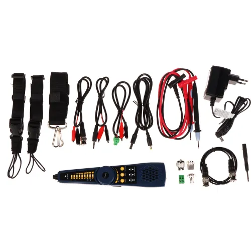 Zestaw narzędzi diagnostycznych zawiera różnorodne kable, sondy, adaptery oraz urządzenie pomiarowe. W skład zestawu wchodzą również paski mocujące i zasilacz.