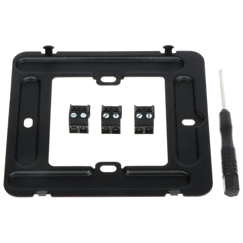 Czarna metalowa ramka z trzema złączami elektrycznymi i małym śrubokrętem po prawej stronie. Elementy są ułożone na białym tle.