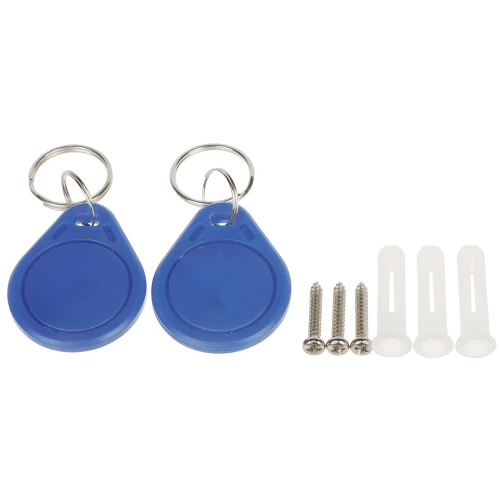 Na zdjęciu znajdują się dwa niebieskie breloki z metalowymi kółkami oraz zestaw montażowy składający się z czterech wkrętów i czterech kołków rozporowych. Breloki mają okrągły kształt i są wykonane z tworzywa sztucznego.