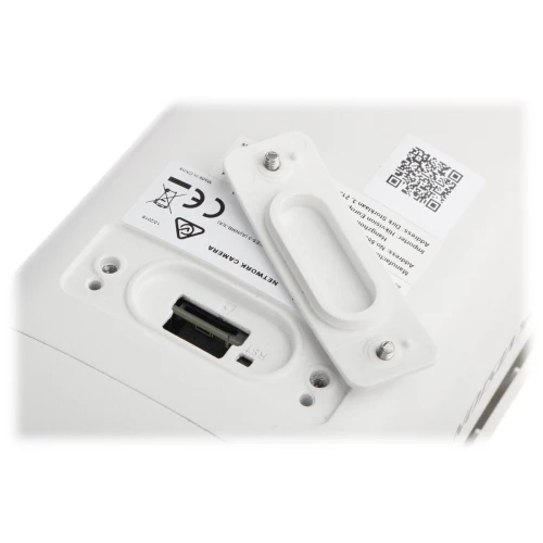 Zdjęcie przedstawia biały uchwyt montażowy kamery z widocznymi otworami na śruby oraz portem połączeniowym. Obok znajduje się etykieta z kodem QR i oznaczeniami CE.