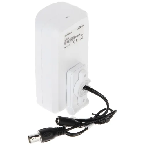 Zdjęcie przedstawia tylną część białej kamery Dahua z widocznym mocowaniem i kablami. Na urządzeniu znajdują się etykiety z informacjami technicznymi i certyfikatami.