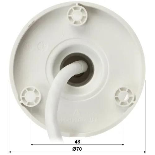 Białe, okrągłe mocowanie z tworzywa sztucznego z centralnie umieszczonym otworem, przez który przechodzi biały przewód. Na powierzchni widoczne są oznaczenia techniczne oraz trzy symetrycznie rozmieszczone otwory montażowe.