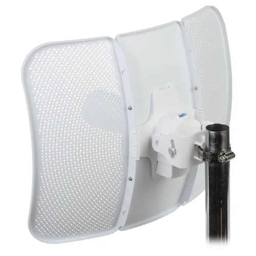 Zdjęcie przedstawia białą antenę paraboliczną zamontowaną na metalowym maszcie. Antena ma perforowaną powierzchnię i jest widoczna od strony mocowania.