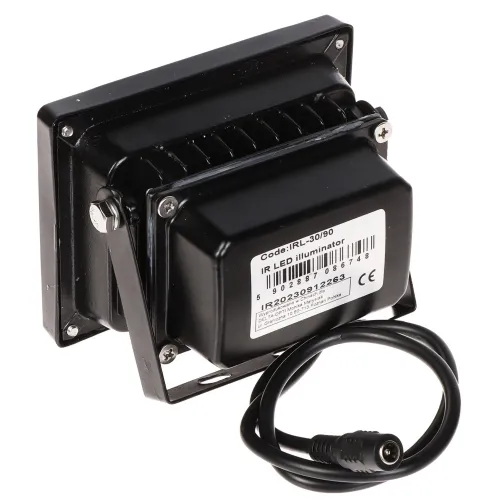 Czarny reflektor LED z widocznym uchwytem montażowym i kablem zasilającym. Na obudowie znajduje się etykieta z kodem produktu i specyfikacjami technicznymi.