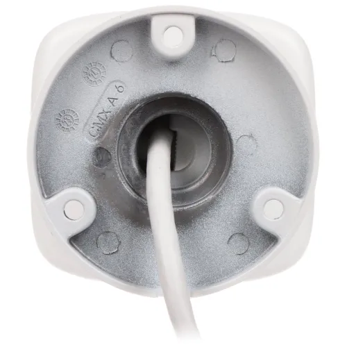 Zdjęcie przedstawia tylną część kamery monitoringu z widocznym mocowaniem i wychodzącym kablem. Obudowa jest w kolorze białym, a metalowe elementy mają srebrzysty odcień.