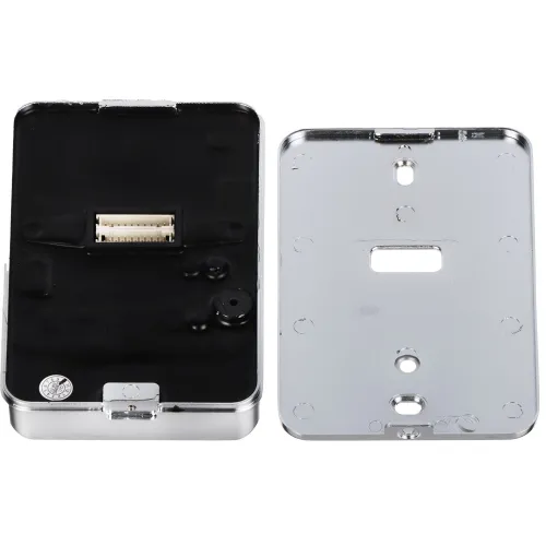 Zdjęcie przedstawia dwie części metalowej obudowy, z czego jedna ma czarną wewnętrzną powierzchnię z widocznym złączem. Druga część jest srebrna z otworami montażowymi.