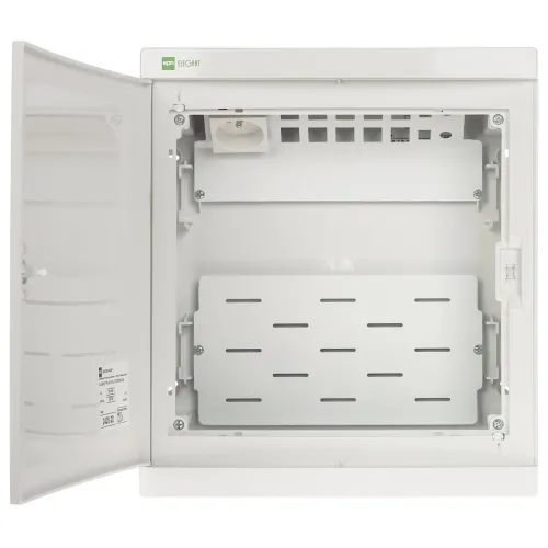 Zdjęcie przedstawia otwartą, białą obudowę elektryczną z miejscem na montaż komponentów. Wewnątrz widoczne są otwory wentylacyjne oraz uchwyty montażowe.