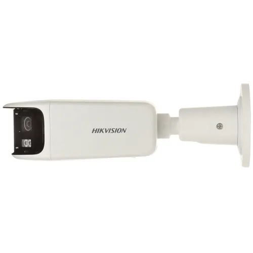 Biała kamera monitoringu marki Hikvision widziana z boku, z wyraźnie widocznym obiektywem i logo na obudowie. Kamera ma cylindryczny kształt i jest zamontowana na regulowanym uchwycie.