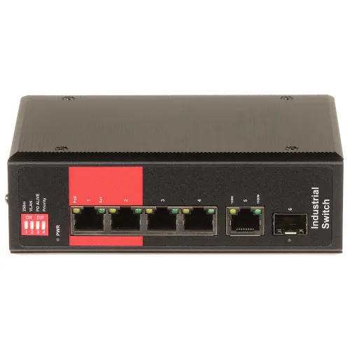 Na zdjęciu znajduje się przemysłowy switch sieciowy z pięcioma portami Ethernet i jednym portem światłowodowym, umieszczony na białym tle. Urządzenie ma czarną obudowę z czerwonym panelem po lewej stronie, na którym znajdują się diody sygnalizacyjne.