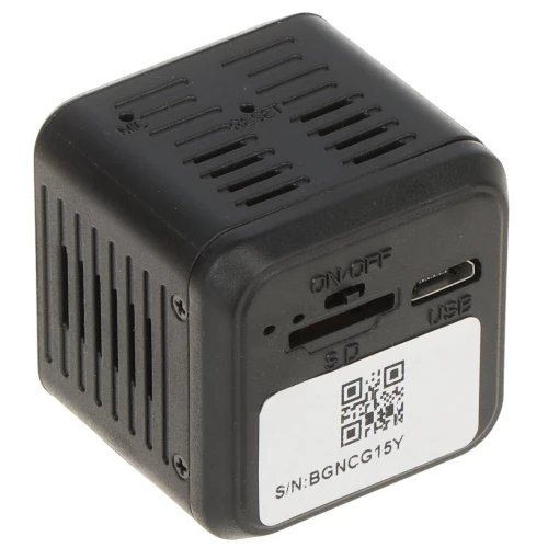 Czarny, sześcienny głośnik z widocznymi otworami wentylacyjnymi i portami na karty SD oraz USB. Na urządzeniu znajduje się również przełącznik on/off i naklejka z kodem QR oraz numerem seryjnym.