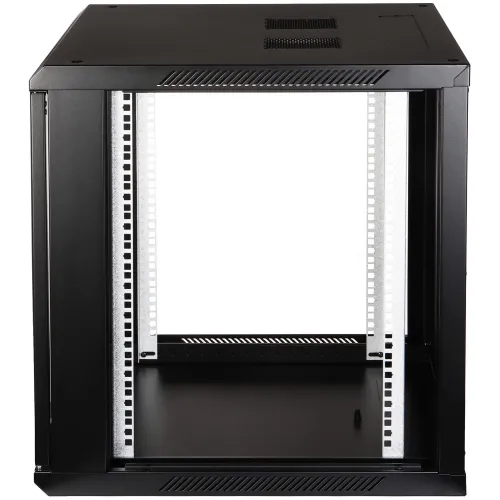 Czarna szafa rackowa widziana od przodu, z otwartymi drzwiami i widocznymi szynami montażowymi wewnątrz. Szafa ma prostą, metalową konstrukcję z otworami wentylacyjnymi na górze.