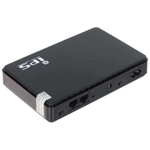 Czarny, prostokątny router z widocznymi portami LAN, WAN i zasilania na tylnej ściance. Na obudowie znajduje się logo IPS oraz naklejka z kodem kreskowym.