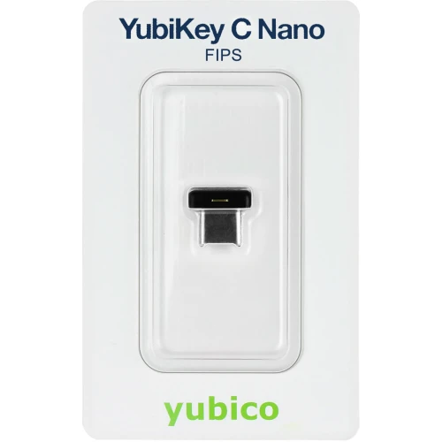 Na zdjęciu znajduje się YubiKey C Nano FIPS, małe urządzenie zabezpieczające z interfejsem USB-C, umieszczone w białym opakowaniu z logo Yubico. Produkt jest przeznaczony do uwierzytelniania dwuskładnikowego i zapewnia wysoki poziom bezpieczeństwa.