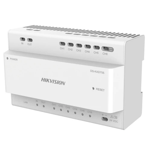 Moduł DS-KAD706 marki Hikvision to urządzenie do zarządzania połączeniami w systemach wideodomofonowych, wyposażone w sześć kanałów oraz porty LAN i zasilania 24 VDC. Na przednim panelu znajdują się wskaźniki LED oraz przycisk resetowania.