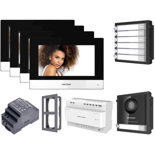 Zestaw wideodomofonowy składa się z czterech monitorów, modułu kamery, zasilacza oraz panelu przycisków. Produkty są w kolorze czarnym i białym, z wyraźnym logo Hikvision na monitorach.