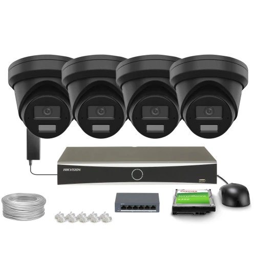Zestaw do monitoringu składający się z czterech czarnych kamer, rejestratora, kabla, przełącznika sieciowego, dysku twardego i złączek. Wszystkie elementy są ułożone na białym tle, prezentując kompletny system zabezpieczeń.