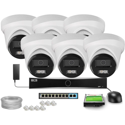 Na zdjęciu znajduje się zestaw do monitoringu, składający się z sześciu kamer kopułkowych, rejestratora, dysku twardego, zasilacza, kabla oraz złączek. Kamery są białe, a rejestrator i inne akcesoria są czarne.