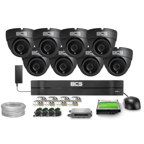 Zestaw do monitoringu składający się z ośmiu kamer BCS, rejestratora, dysku twardego, zasilacza oraz niezbędnych akcesoriów montażowych. Kamery są ułożone w dwóch rzędach, a poniżej znajdują się pozostałe elementy zestawu.