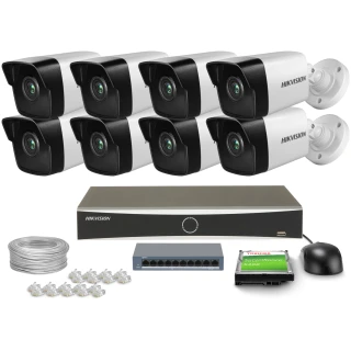 Na zdjęciu znajduje się zestaw do monitoringu, który obejmuje osiem kamer Hikvision, rejestrator, dysk twardy Toshiba, myszkę, kabel oraz złącza sieciowe. Kamery są ułożone w dwóch rzędach, a pozostałe elementy zestawu są rozmieszczone poniżej.