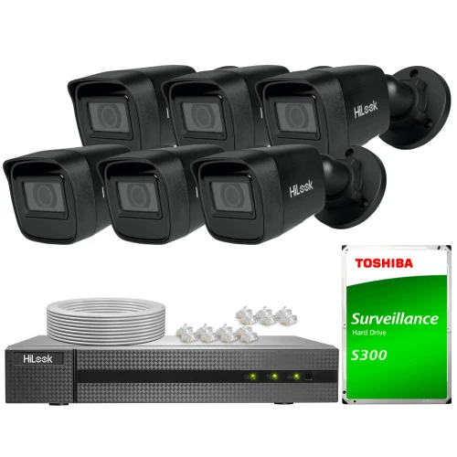 Zestaw do monitoringu składający się z sześciu czarnych kamer HiLook, rejestratora, dysku twardego Toshiba oraz akcesoriów montażowych. Kamery są ustawione w dwóch rzędach, a obok nich znajduje się dysk i rejestrator.