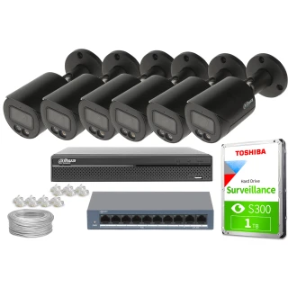 Zestaw do monitoringu składający się z sześciu czarnych kamer, rejestratora, dysku twardego Toshiba 1TB, przełącznika sieciowego oraz kabli i złączek. Wszystkie elementy są ułożone na białym tle, prezentując kompletny system nadzoru.