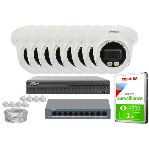 Zestaw do monitoringu składający się z ośmiu białych kamer Dahua, rejestratora, dysku twardego Toshiba 1 TB, przełącznika sieciowego oraz kabli i złączek. Elementy są ułożone na białym tle, prezentując kompletny system nadzoru.