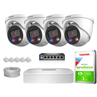 Na zdjęciu znajduje się zestaw do monitoringu, który obejmuje cztery kamery, rejestrator, dysk twardy Toshiba o pojemności 1 TB, kabel oraz złącza sieciowe. Kamery są białe, a rejestrator i dysk są umieszczone na białym tle.
